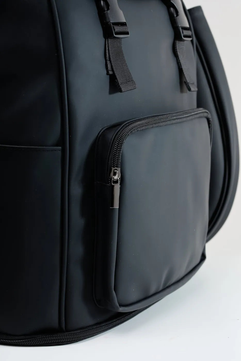 Front pocket + 3 internal pockets